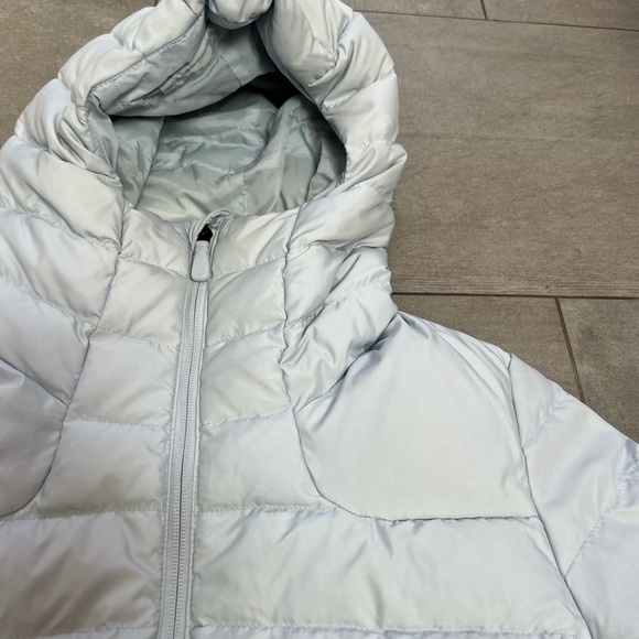 Like new! Women's Light Gray Puffer Jacket by The North Face - warm & stylish! - Picture 2 of 16